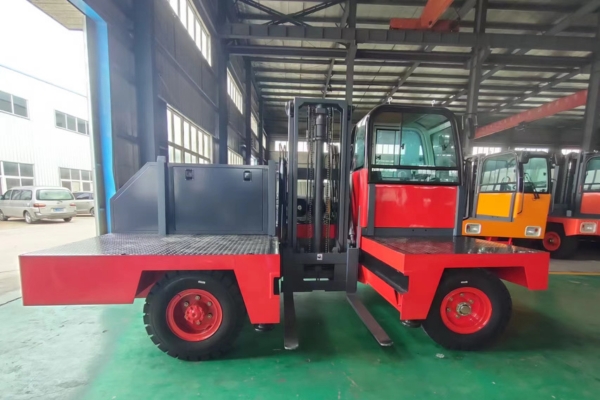 Empilhadeira Lateral a Diesel SOCMA HNS100 para Manipulação de Objetos Longos