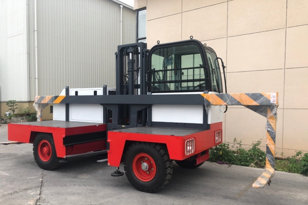 Empilhadeira Lateral Elétrica SOCMA HNS20EL para Manipulação de Objetos Longos