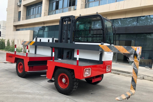 Empilhadeira Lateral Elétrica SOCMA HNS20EL para Manipulação de Objetos Longos